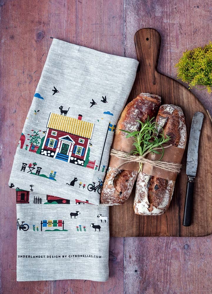 Kökshandduk i linne med röda svenska hus 50x70 cm