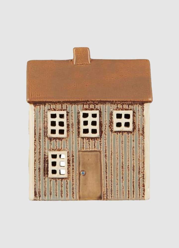 Visby Ljuslykta Hus, hus med brun dörr IB Laursen