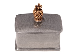 Rektangulär ask i tenn, lock medförgylld ananas i topp från Munka Tenn