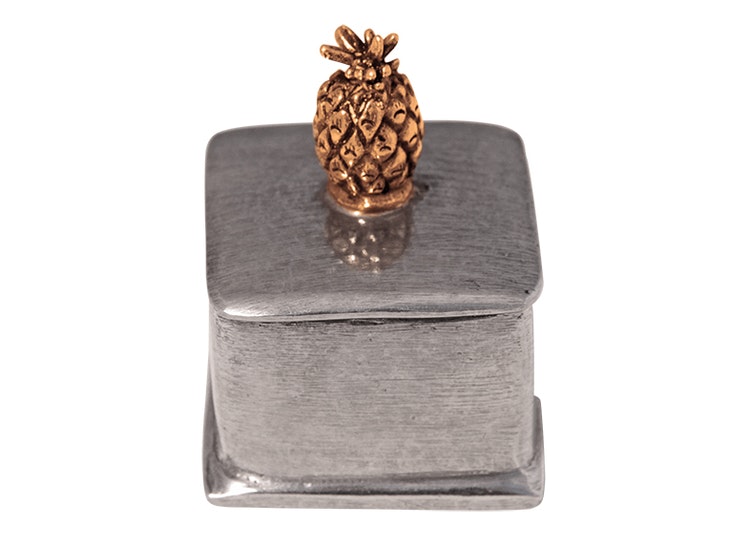 Fyrkantig ask i tenn, lock med guldfärgad ananas i topp, från Munka Tenn