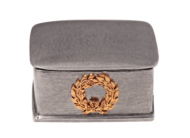 Rectangular pewter box with gold-colored laurel wreath on the box, from Munka Tenn
