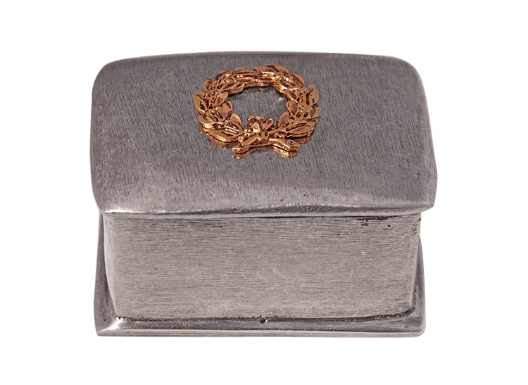 Rektangulär ask i tenn med lagerkrans på locket, från Munka Tenn