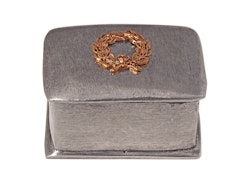 Rektangulär ask i tenn med lagerkrans på locket, från Munka Tenn