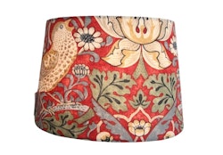 Lampskärm med William Morris tyg i rött som passar till Munka Tenn lampor