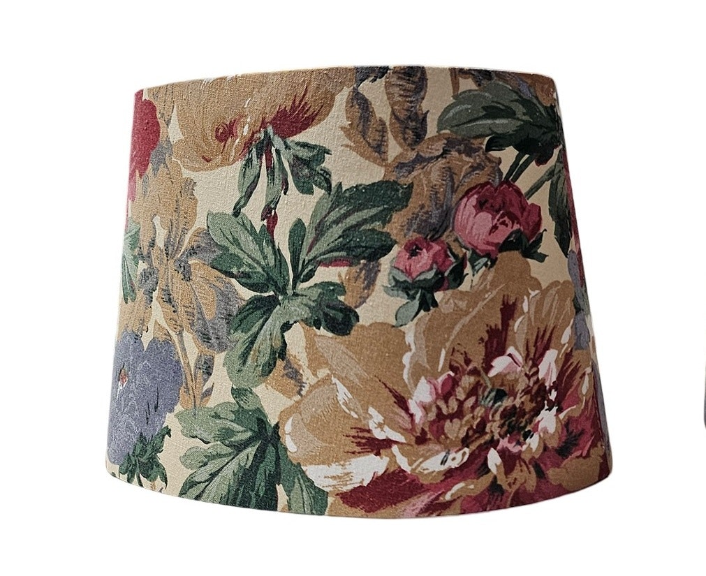 Lampskärm, oval med motiv av blommor och blad, som passar till Munka Tenns lampor