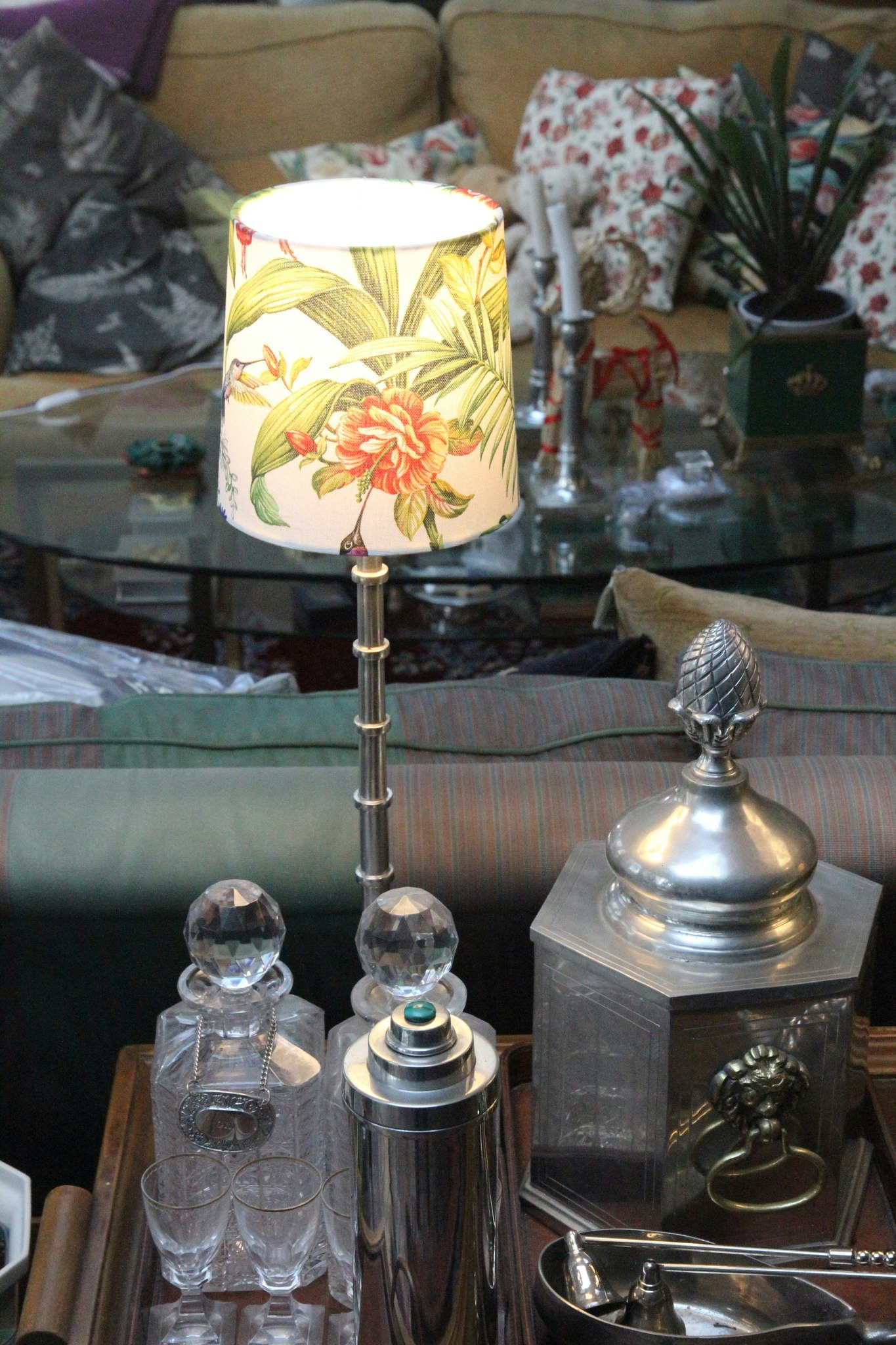 Lampskärm, oval med motiv av blommor och Kolibri, som passar till Munka Tenns lampor