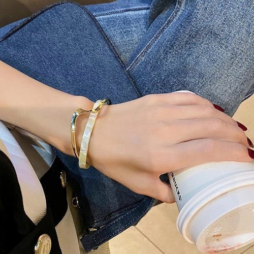Elegant Vitt Armband med Gulddetaljer