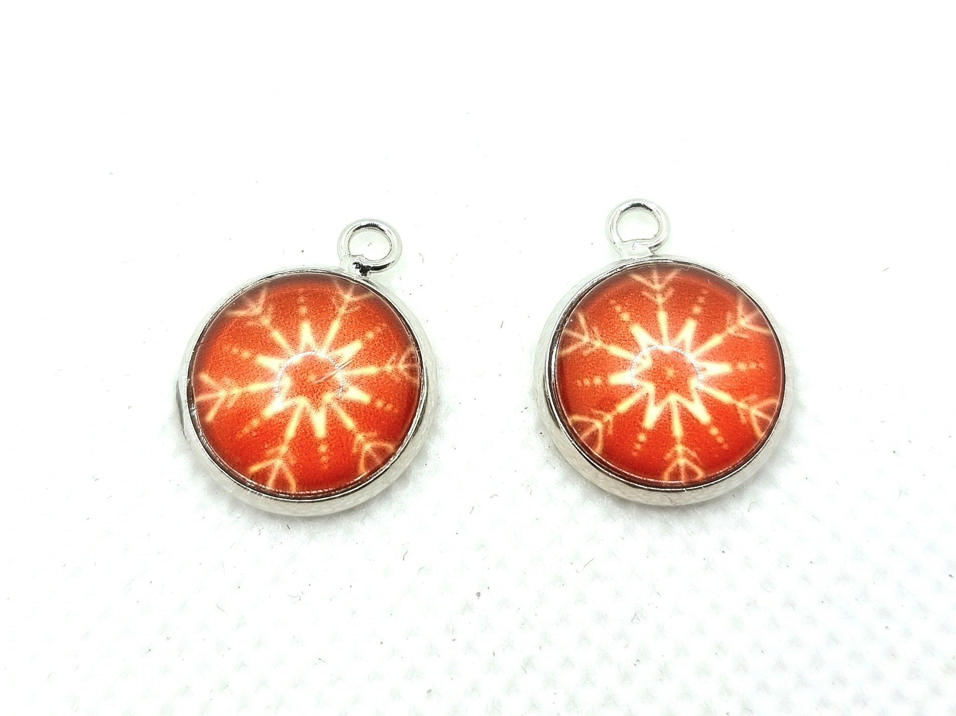 Charms i messing med cabochon av glass snøfnugg