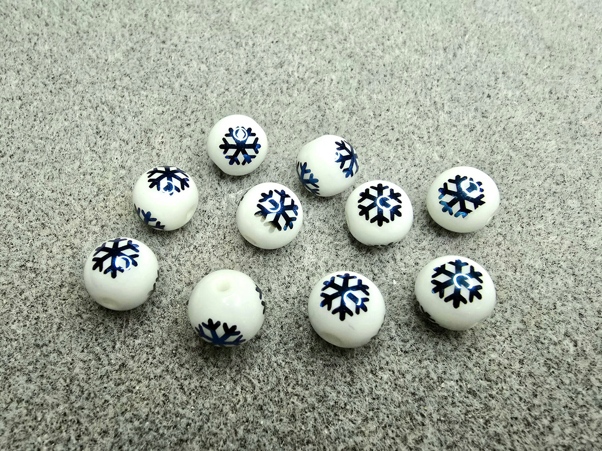 10mm glassperler med snøfnuggmotiv