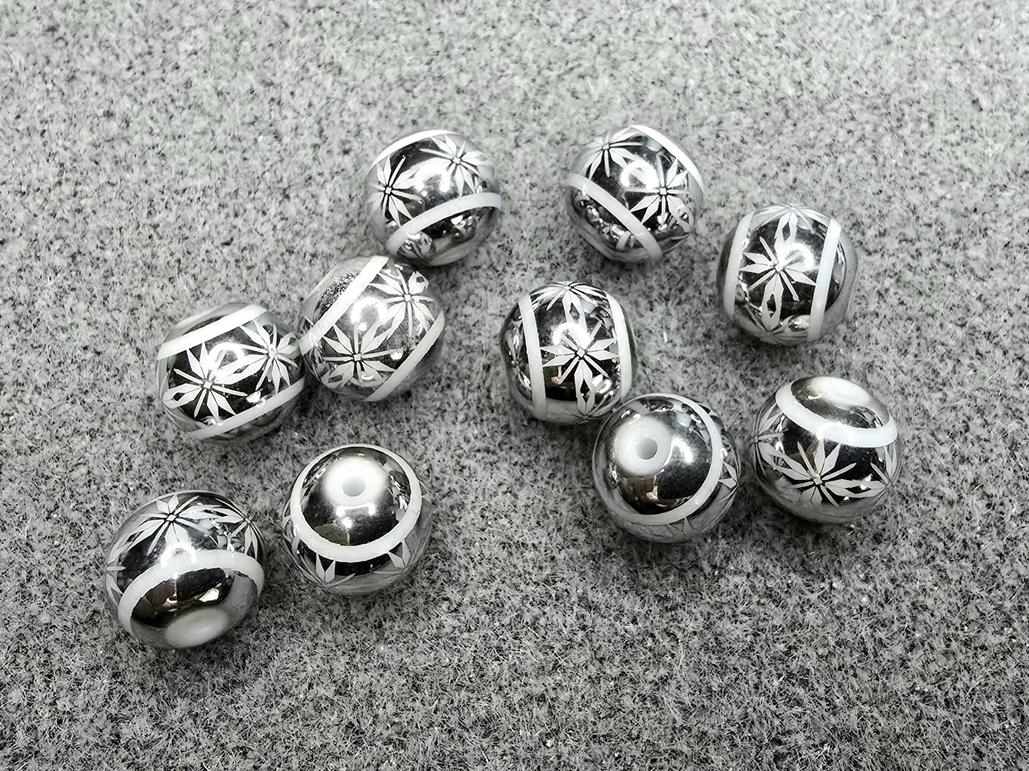 10mm glassperler med snøstjerne-motiv