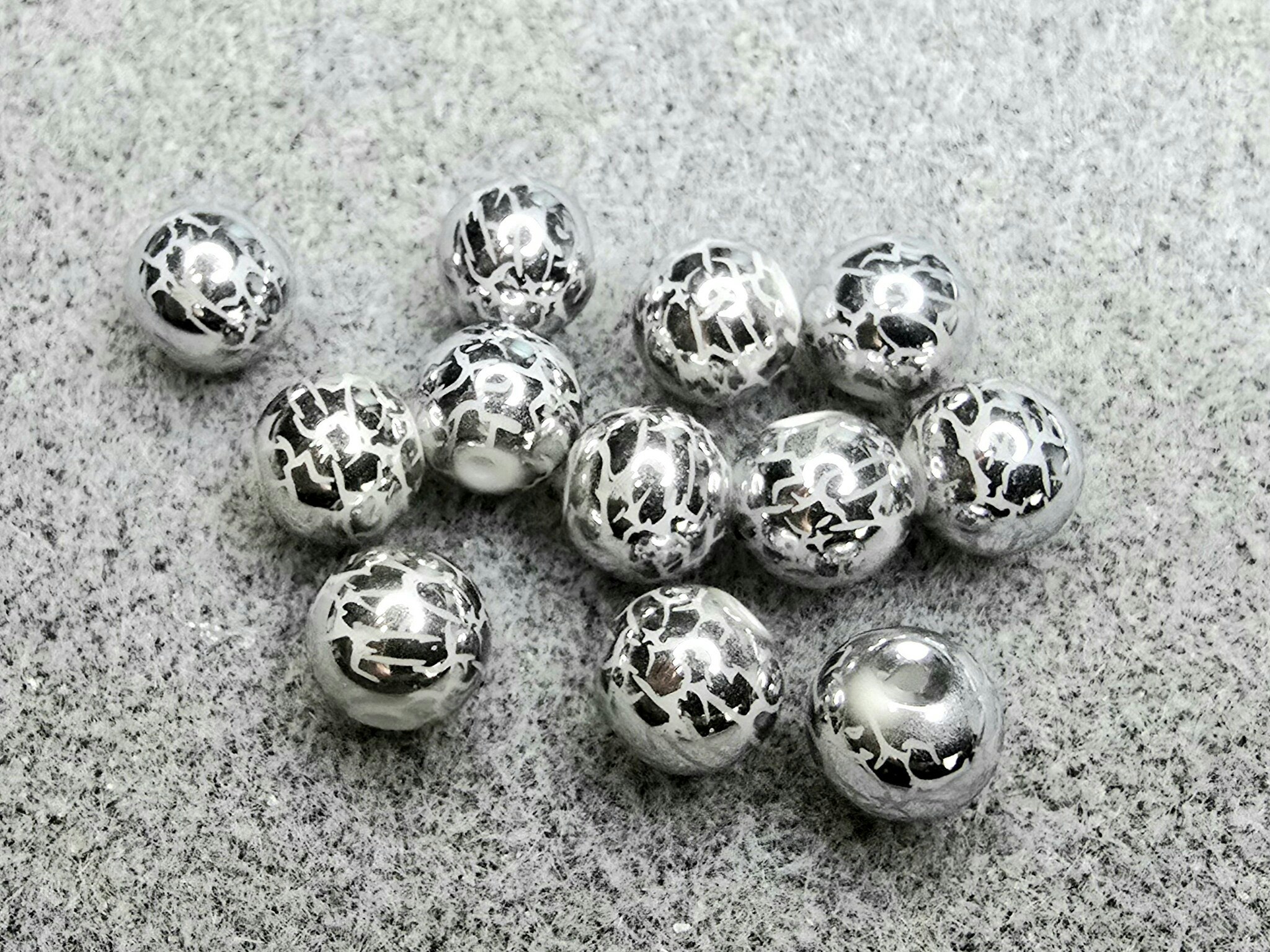 8mm glassperler med krakkelert motiv