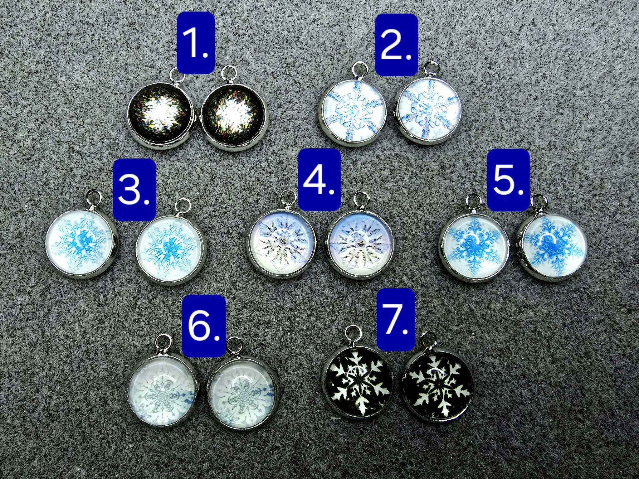 Charms i messing med cabochon av glass