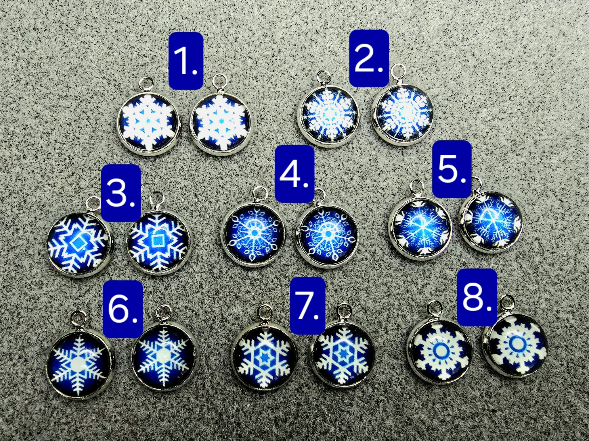 Charms i messing med cabochon av glass