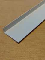 1 st / Sido-skena PVC-Vit VINKLAD (NY) 30 x 10 mm MED påklistrat tejp (180-220 cm)