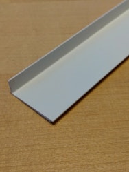 1 st / Sido-skena PVC-Vit VINKLAD (NY) 30 x 10 mm MED påklistrat tejp (180-220 cm)