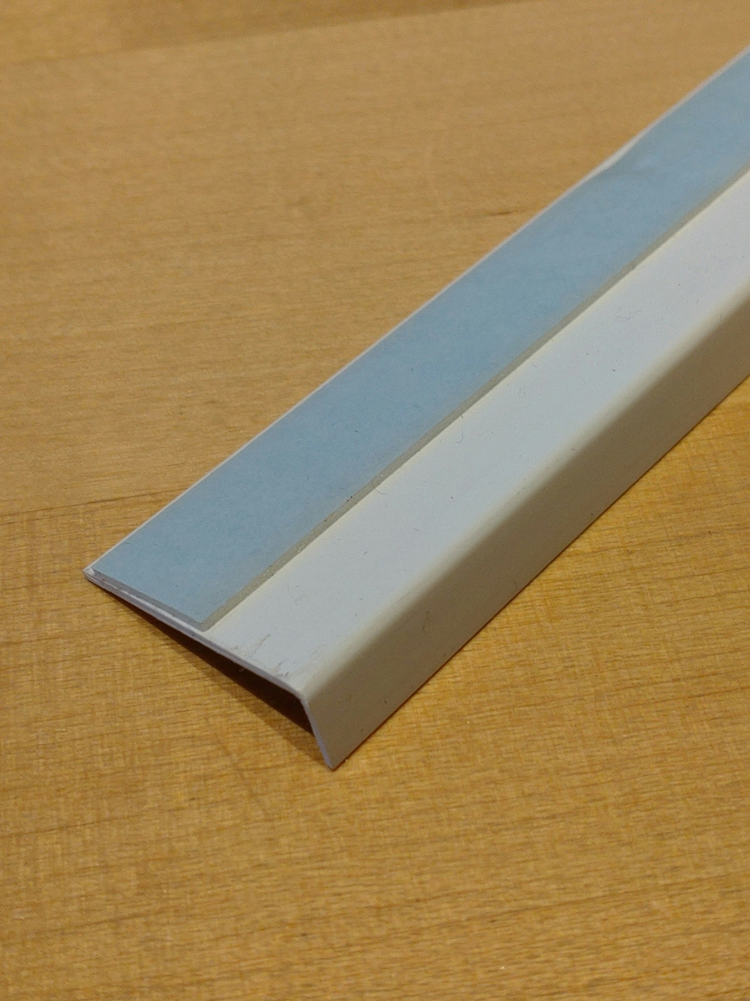 1 st / Sido-skena PVC-Vit VINKLAD (NY) 30 x 10 mm MED påklistrat tejp (180-220 cm)