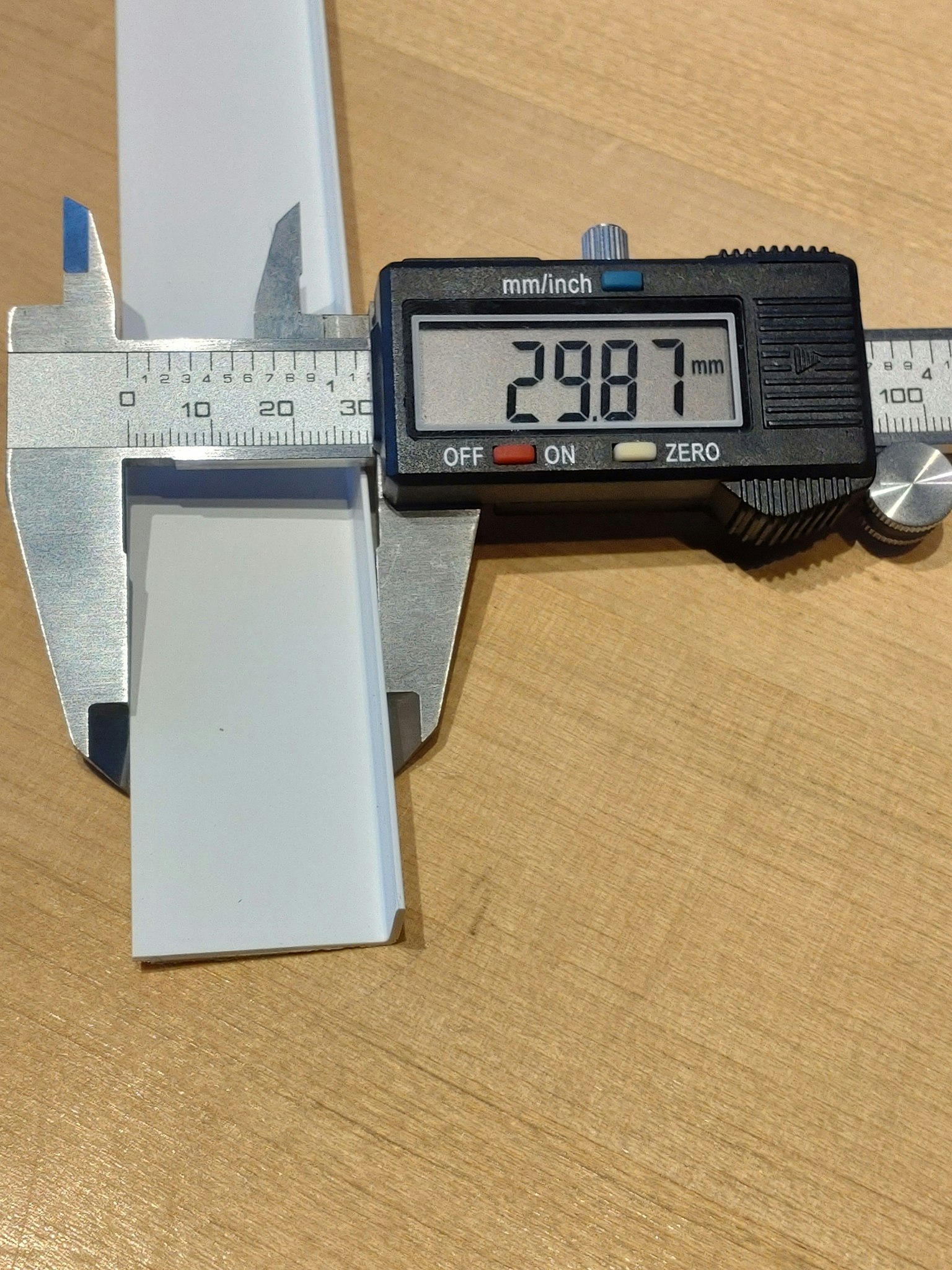 1 st / Sido-skena PVC-Vit VINKLAD (NY) 30 x 10 mm MED påklistrat tejp (180-220 cm)