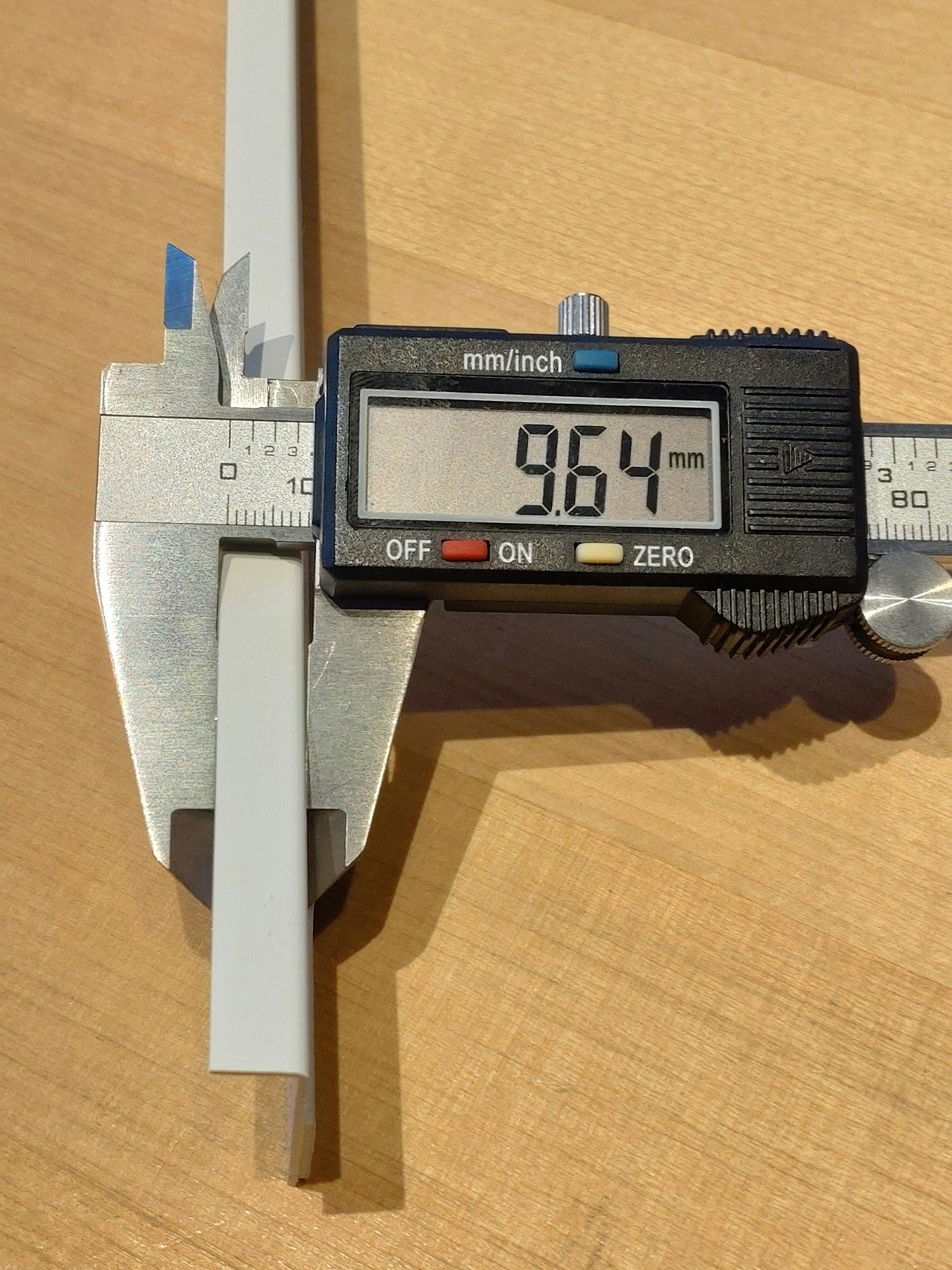 1 st / Sido-skena PVC-Vit VINKLAD (NY) 30 x 10 mm MED påklistrat tejp (180-220 cm)