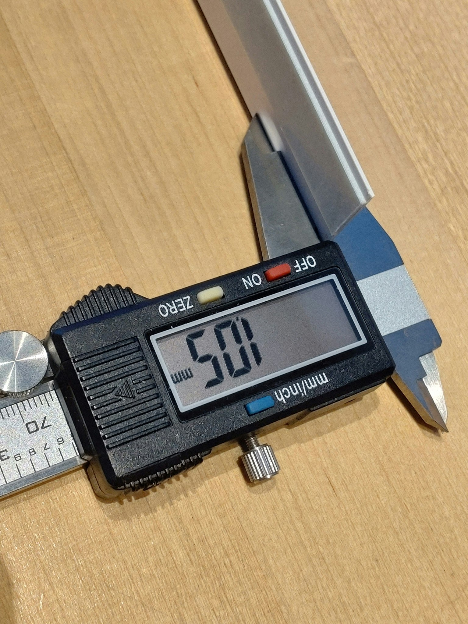 1 st / Sido-skena PVC-Vit VINKLAD (NY) 30 x 10 mm MED påklistrat tejp (180-220 cm)
