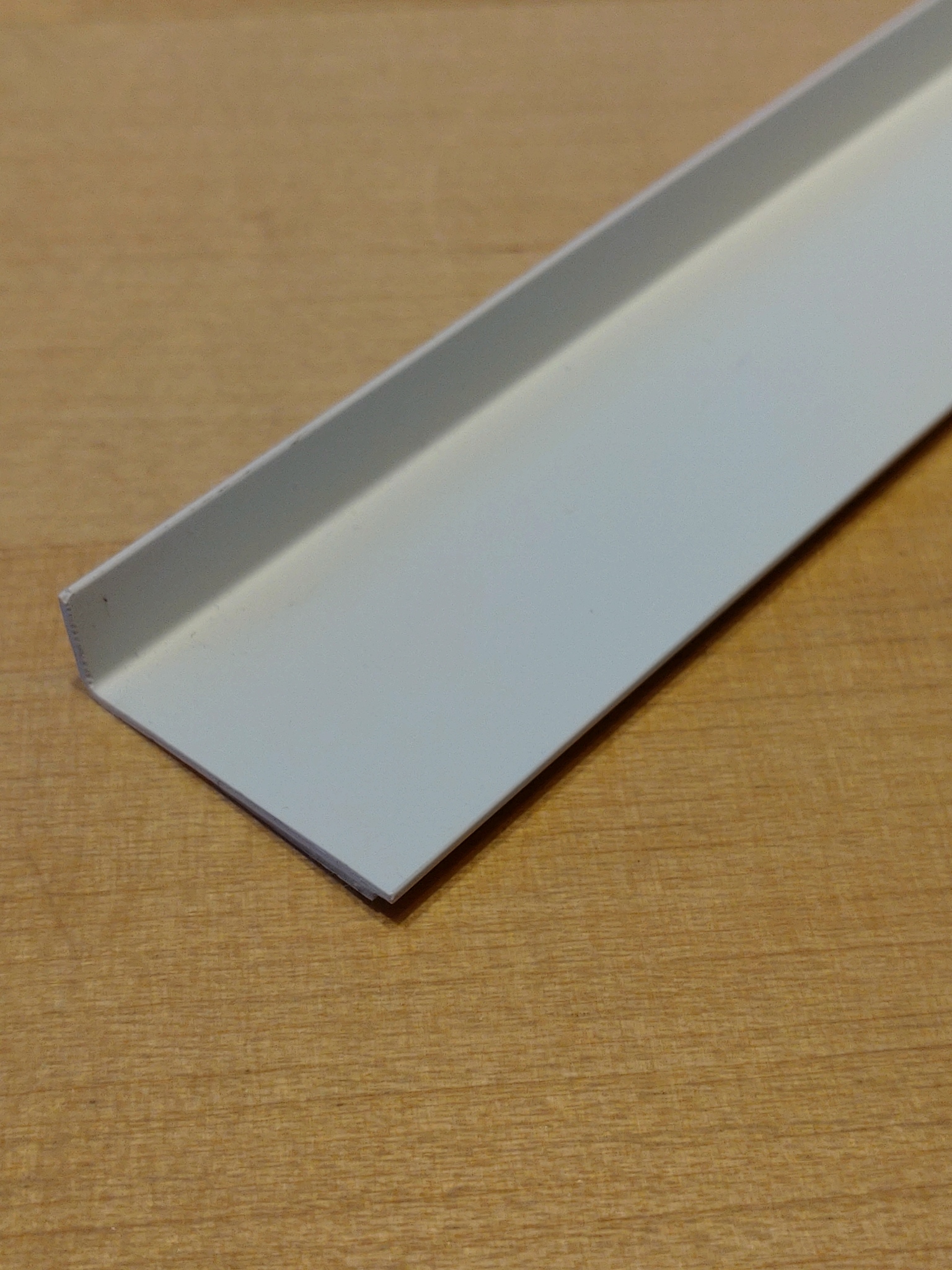 1 st / Sido-skena PVC-Vit VINKLAD (NY) 30 x 10 mm MED tejp (140-170 cm)