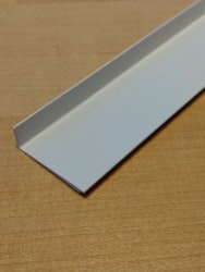 1 st / Sido-skena PVC-Vit VINKLAD (NY) 30 x 10 mm med tejp (max 130 cm)