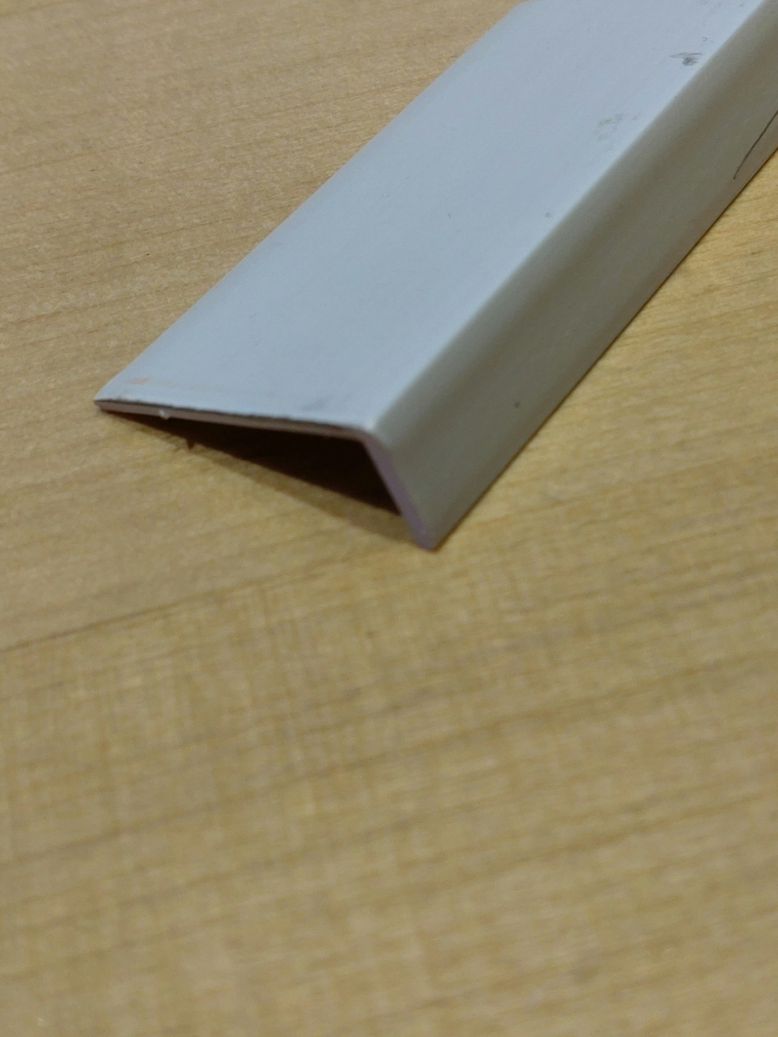 1 st / Sido-skena PVC-Vit VINKLAD (NY) 30 x 10 mm UTAN tejp (max 130 cm)