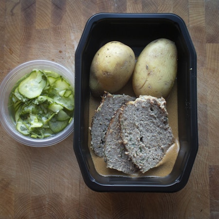 Köttfärslimpa med kokt potatis, brunsås och pressgurka & lingonsylt