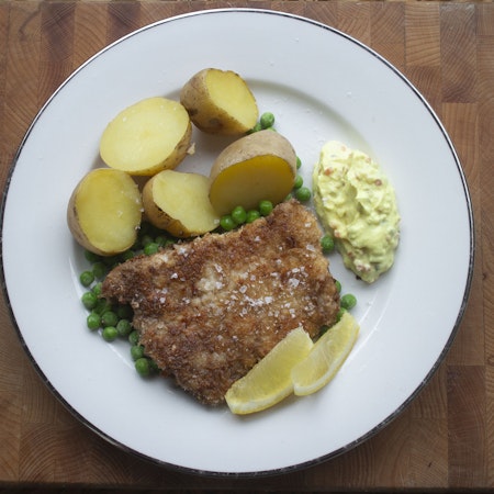 Pankopanerad torskfilé med kokt potatis och remouladsås