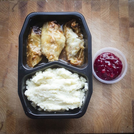 Kåldolmar med potatispuré, sirapsky och lingonsylt