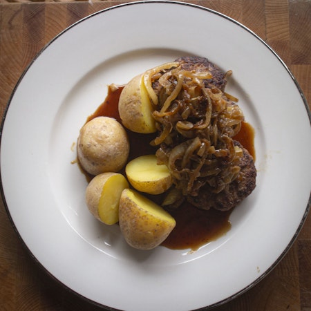 Pannbiff med kokt potatis, stekt lök och sky