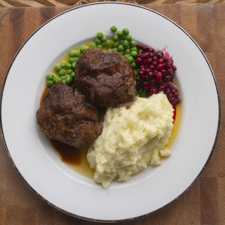Wallenbergare med potatismos, brynt smör & rårörda lingon