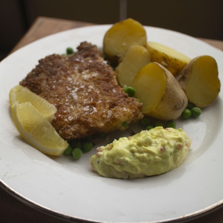 Pankopanerad torskfilé med kokt potatis och remouladsås