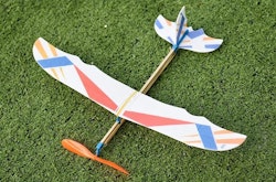 Friflukt modellfly med strikkmotor 40 cm