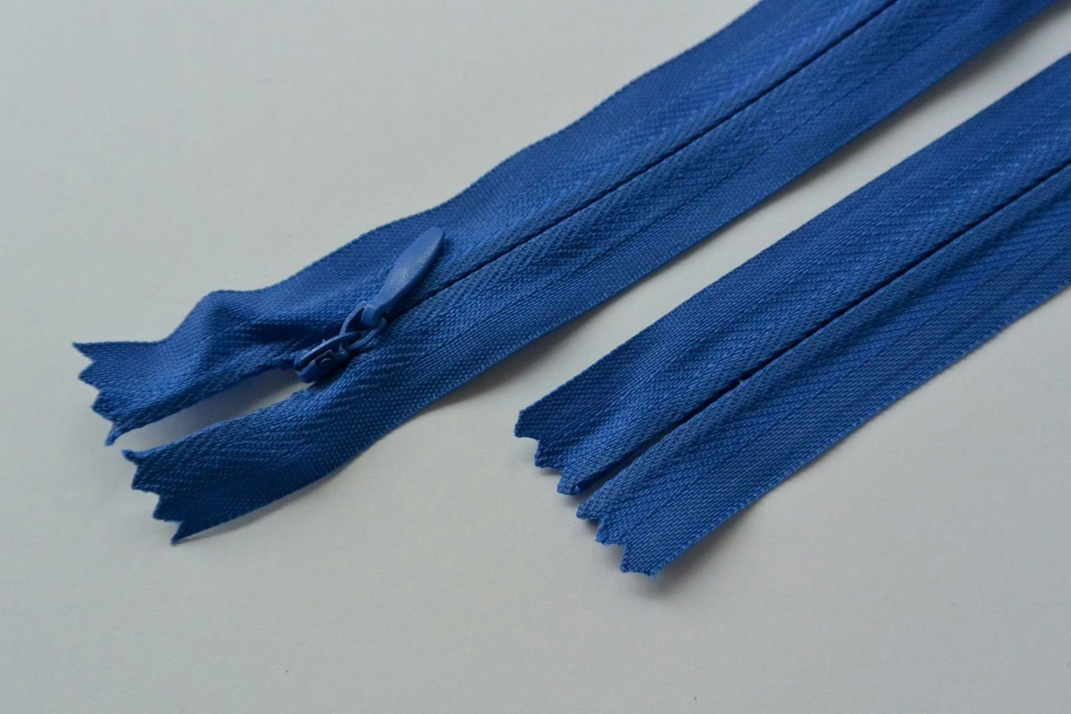 Osynligt, dolt blixtlås, 25 cm. Blå.