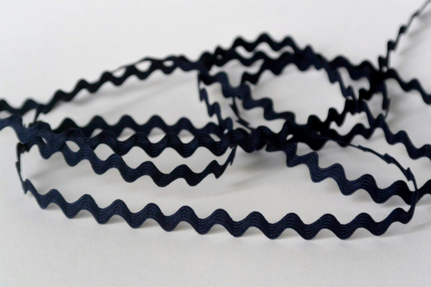 Sicksackband 4mm. Mörkblå.