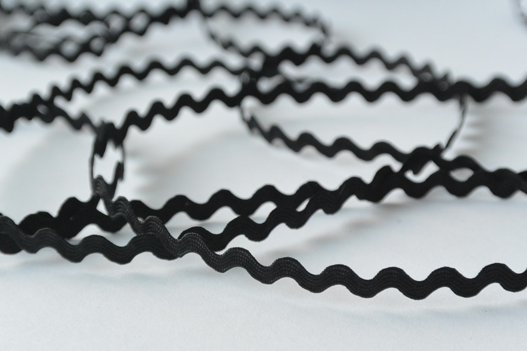 Sicksackband 4mm. Svart.
