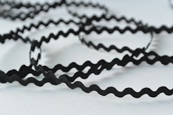 Sicksackband 4mm. Svart.