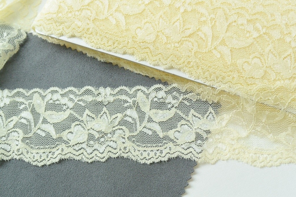 Ljusgul elastisk spets 5,5cm