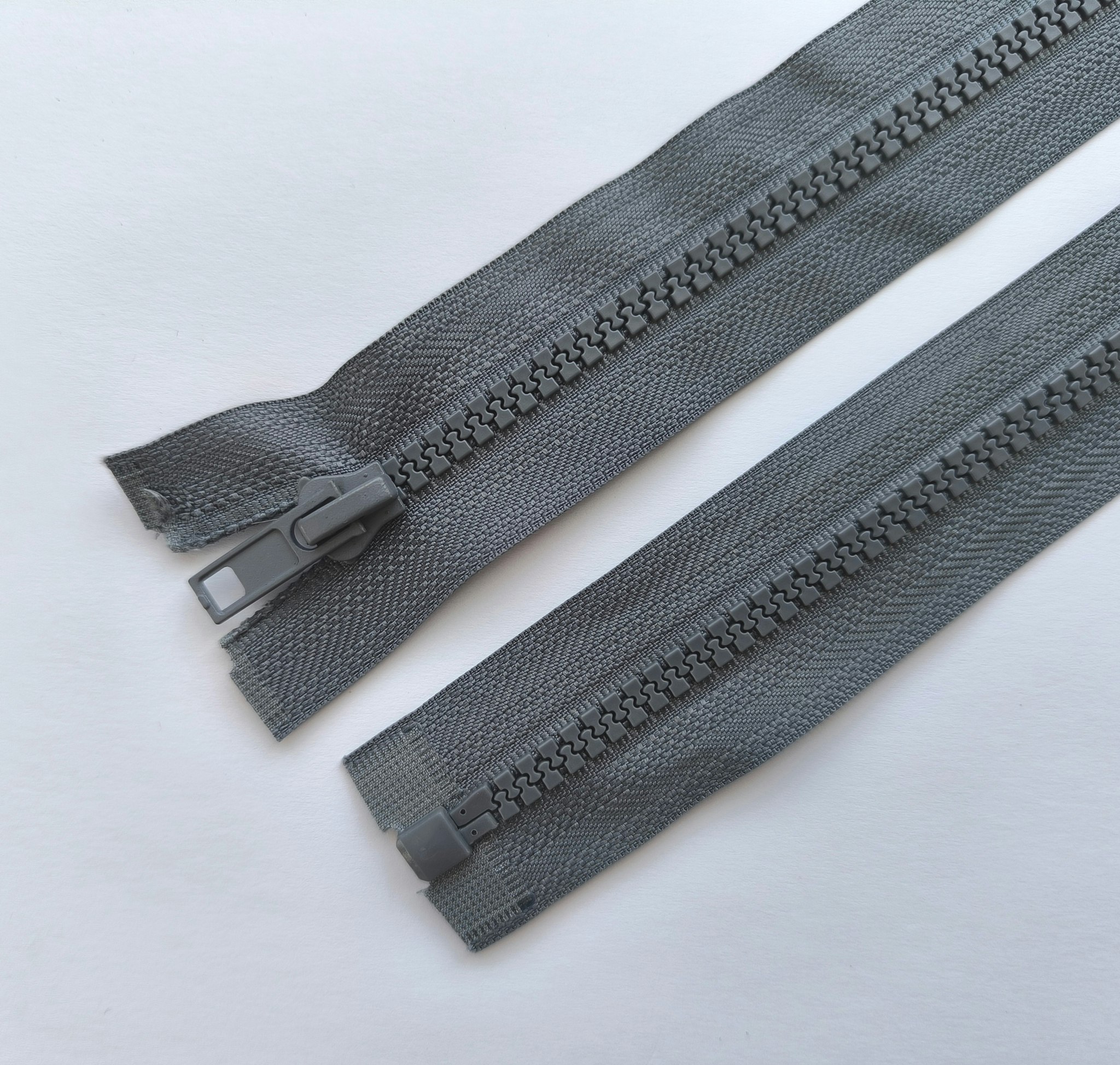Dragkedja, blixtlås 6 mm 30-85 cm. Mörkgrå.