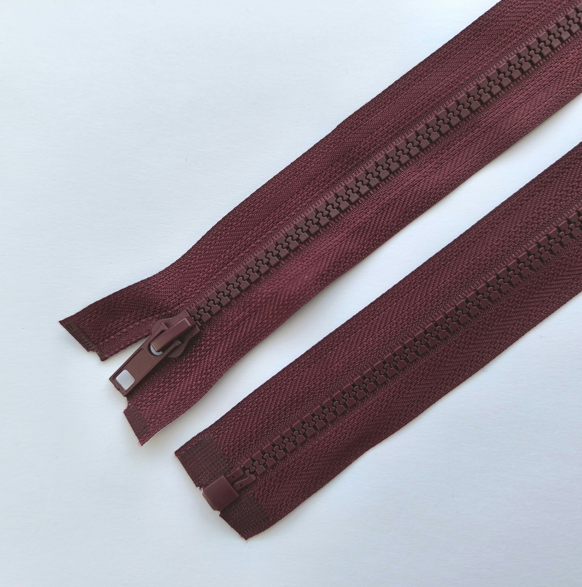 Dragkedja, blixtlås 6 mm 30-85 cm. Vinröd.