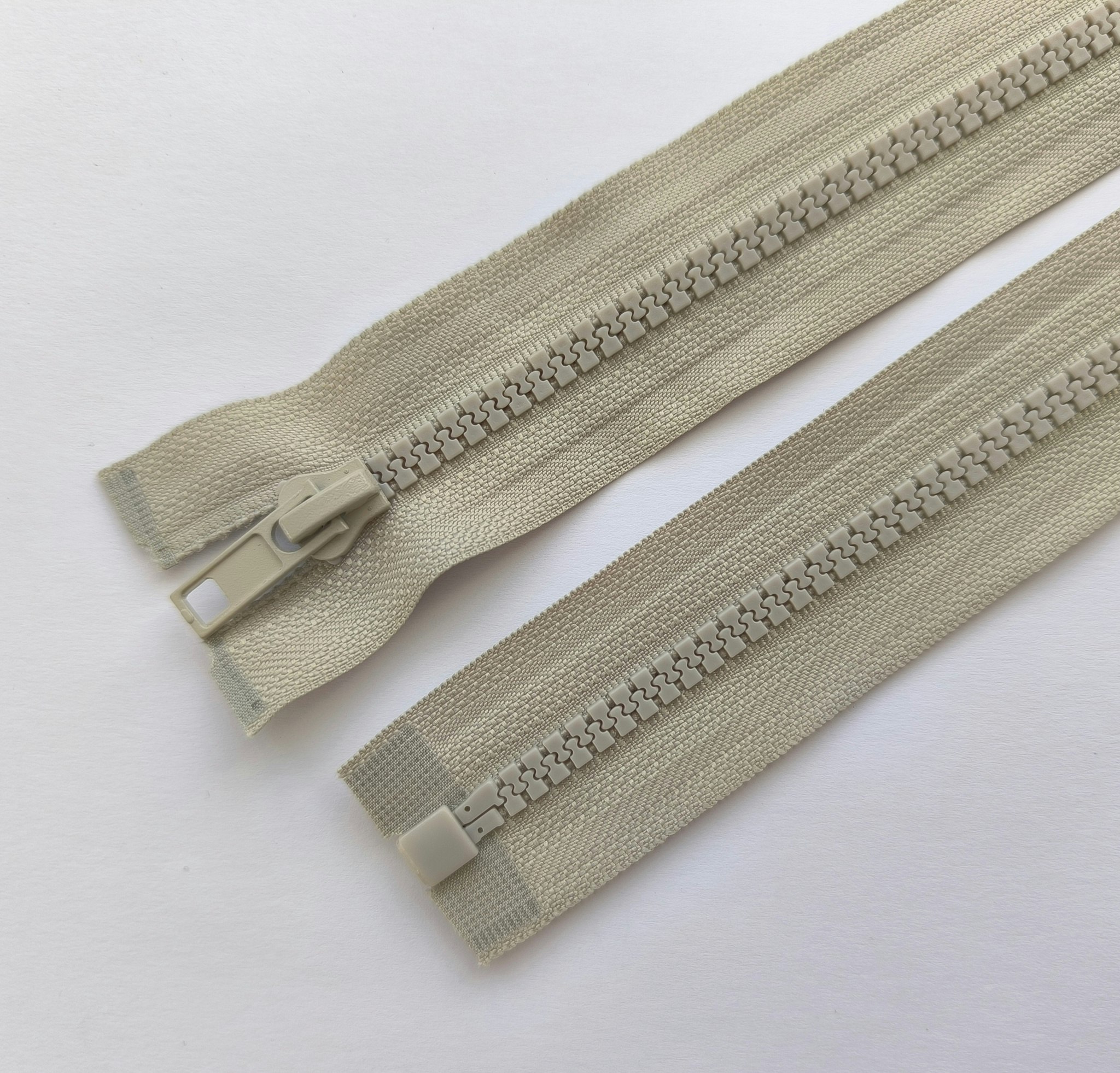 Dragkedja, blixtlås 6 mm 30-85 cm. Ljus gråbeige.