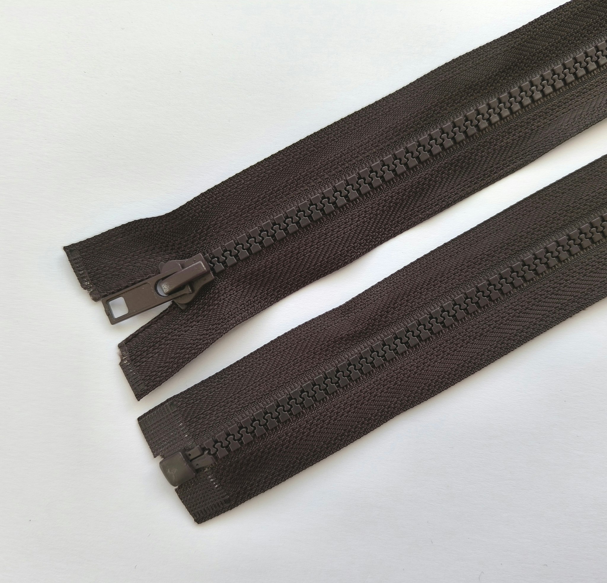 Dragkedja, blixtlås 6 mm 30-85 cm. Mörkbrun.