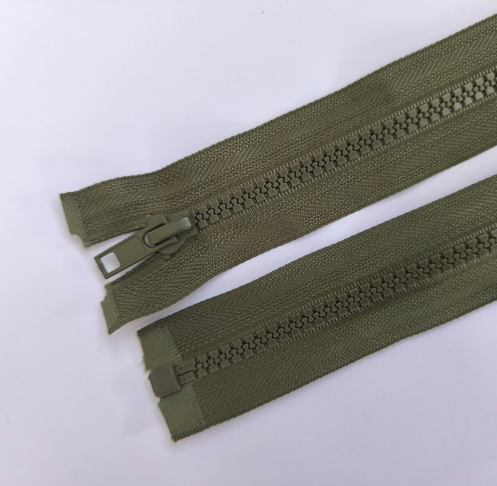 Dragkedja, blixtlås 6 mm 55-75 cm. Militärgrön