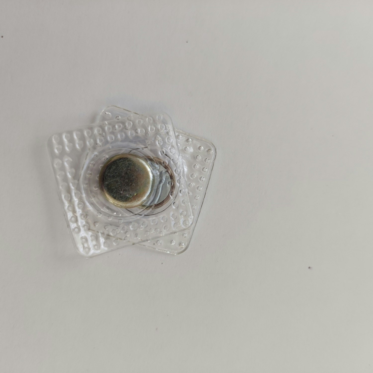 Osynligt magnetlås, magnetknapp
