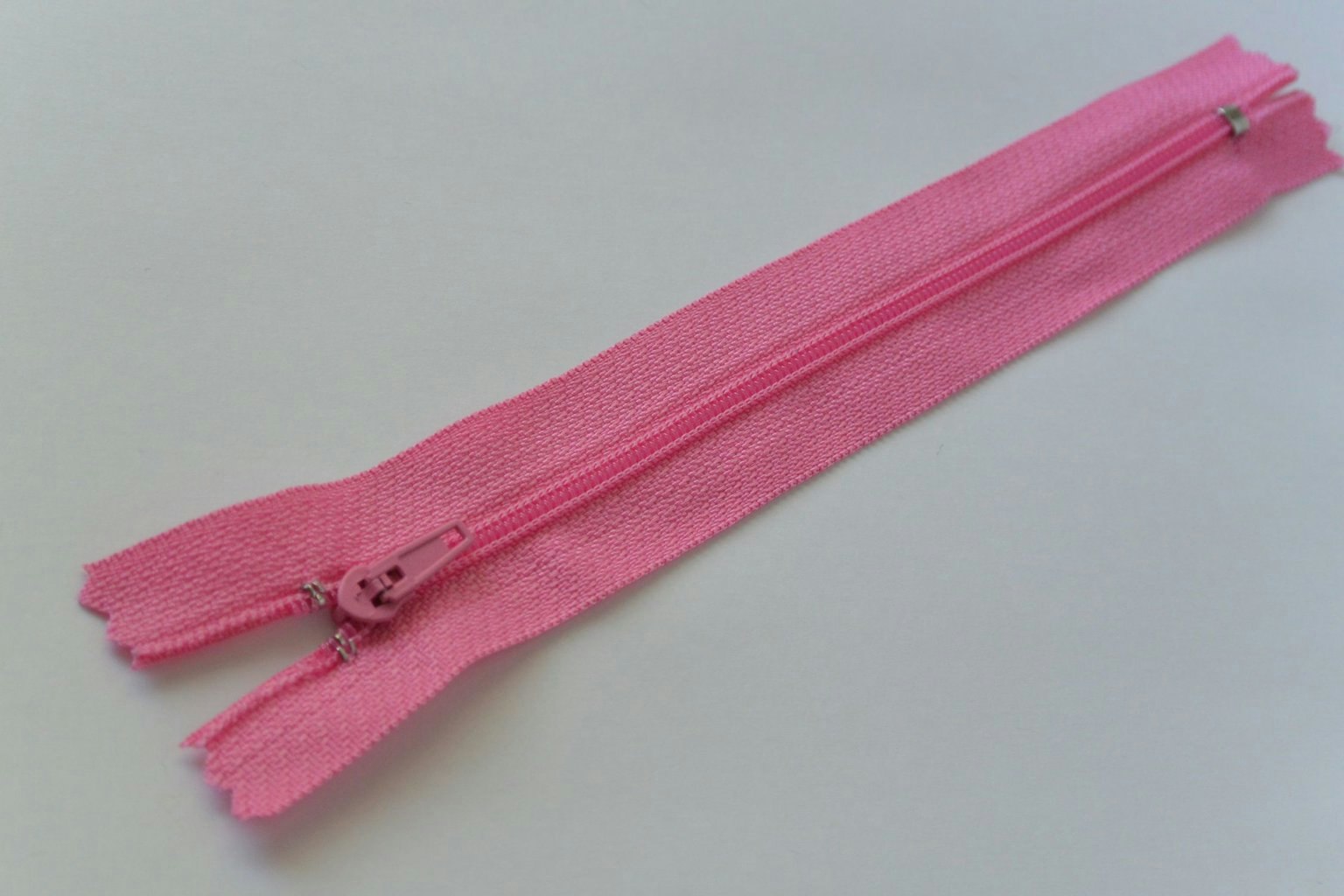 16 cm dragkedja. Rosa.