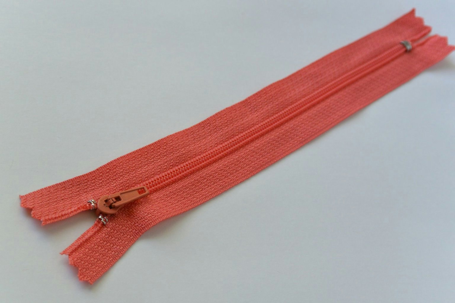 16 cm dragkedja. Korall.