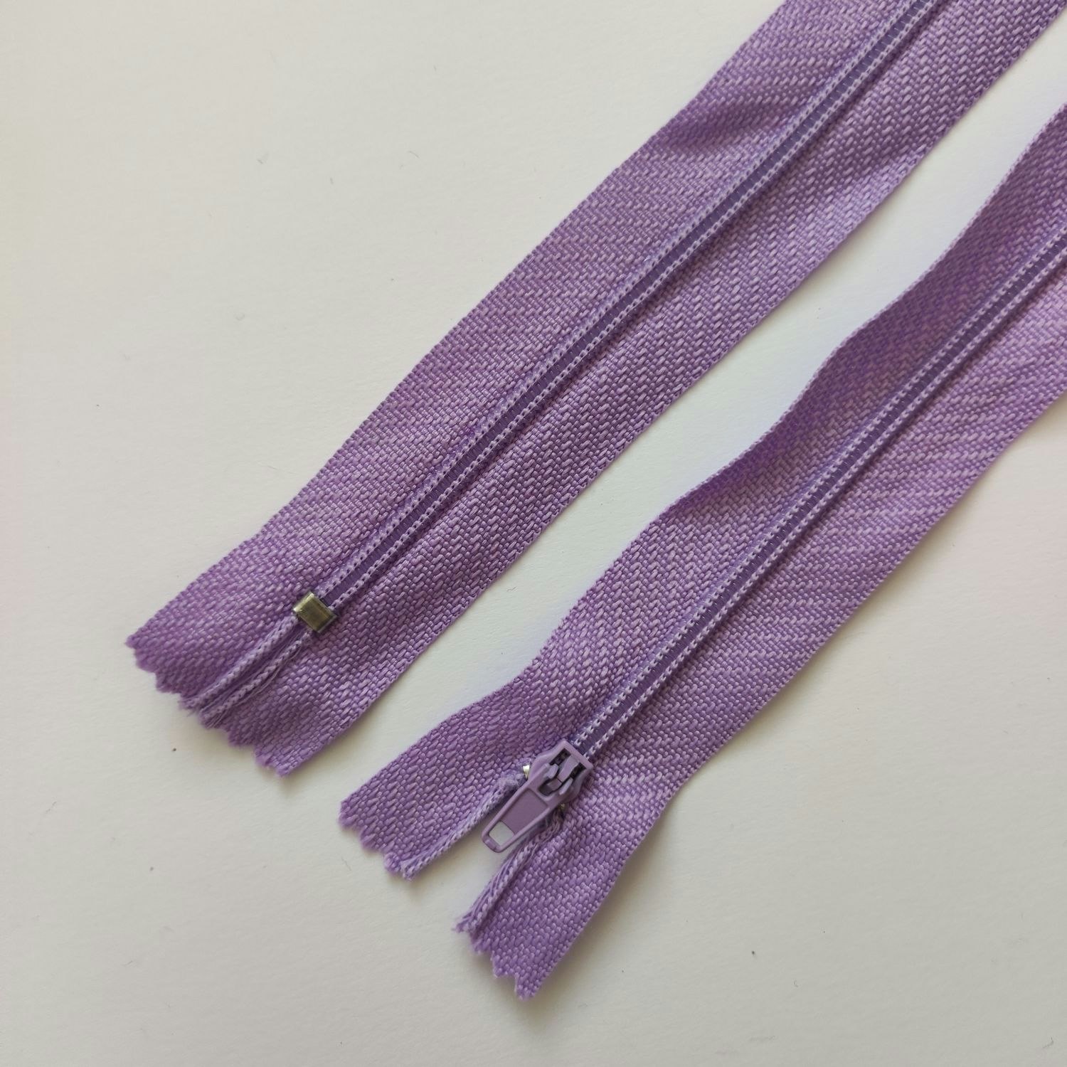 18 cm dragkedja. Ljuslila.