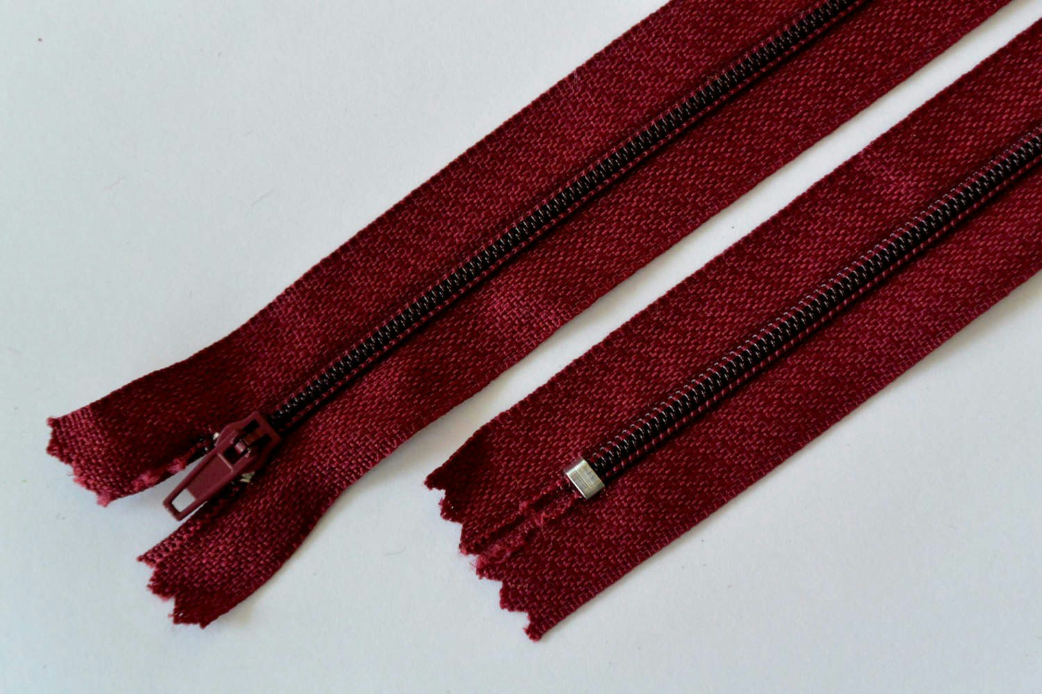 18 cm dragkedja. Vinröd.