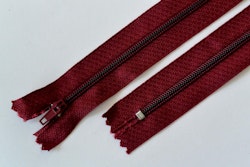 18 cm dragkedja. Vinröd.