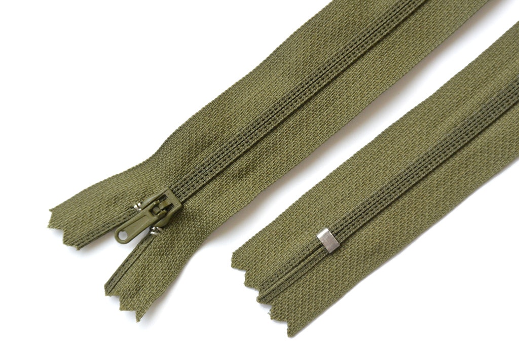 20 cm dragkedja. Militärgrön.